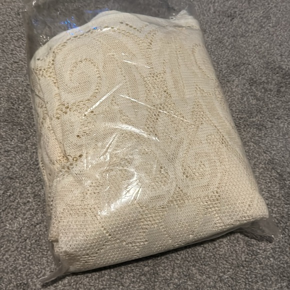 Vintage Lace Table Cloth Rectangular 60”x 80” Perfect Home Made in USA Ivory - Picture 4 of 5